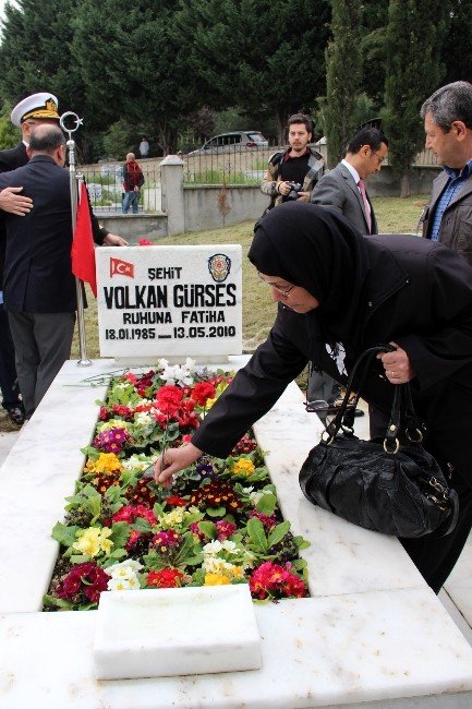 Şehit Polisler Mezarları Başında Dualar Ve Göz Yaşlarıyla Anıldı
