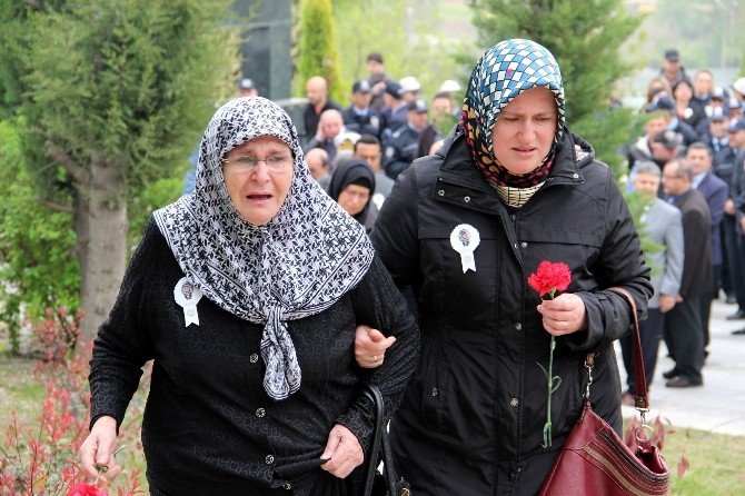 Şehit Polisler Mezarları Başında Dualar Ve Göz Yaşlarıyla Anıldı