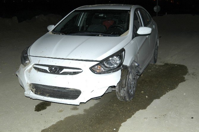 Otomobil Kum Öbeğine Çakıldı: 4 Yaralı