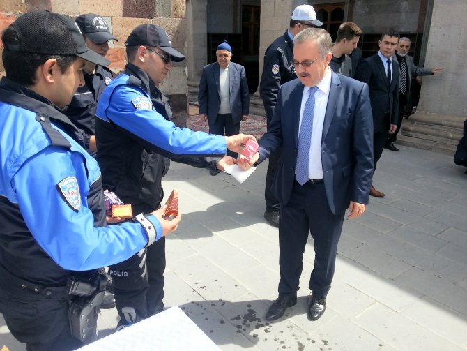 Kars'ta şehit polisler için mevlit okundu lokum dağıtıldı