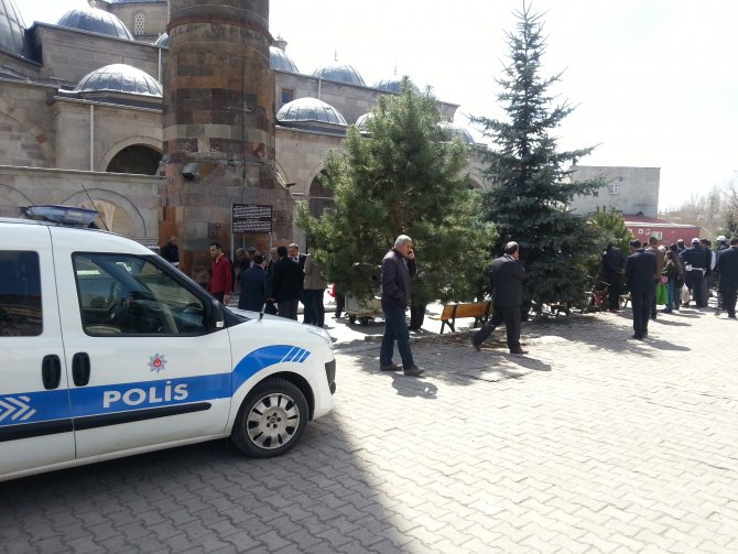 Kars'ta şehit polisler için mevlit okundu lokum dağıtıldı