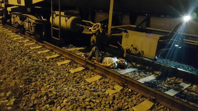 Trenin Altında Kalan Kişi Ağır Yaralandı