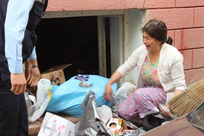 Genç Kadın Evde Biriktirdiği Çöplerin Alınmaması İçin Uzun Süre Gözyaşı Döktü