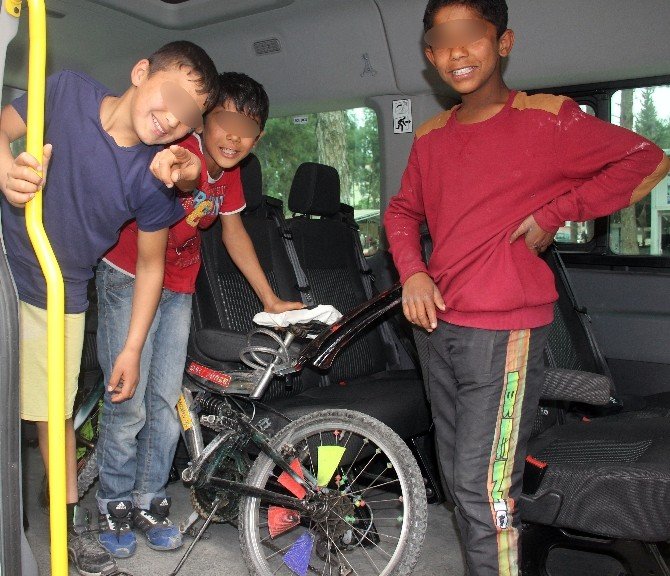 Mendilci Çocuklar Buldukları Parayla Bisiklet Aldı, Kebap Yedi