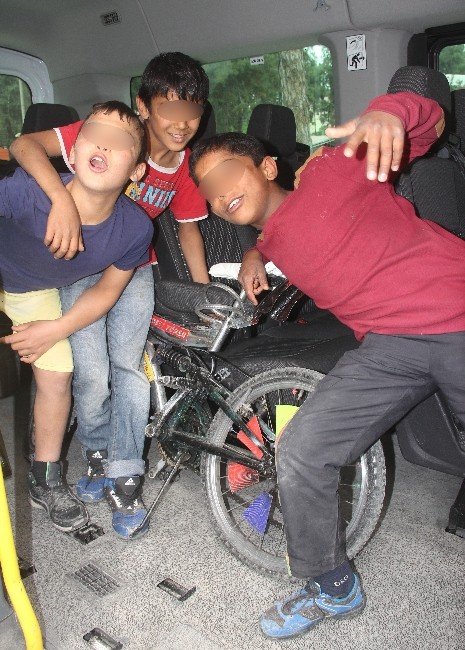 Mendilci Çocuklar Buldukları Parayla Bisiklet Aldı, Kebap Yedi
