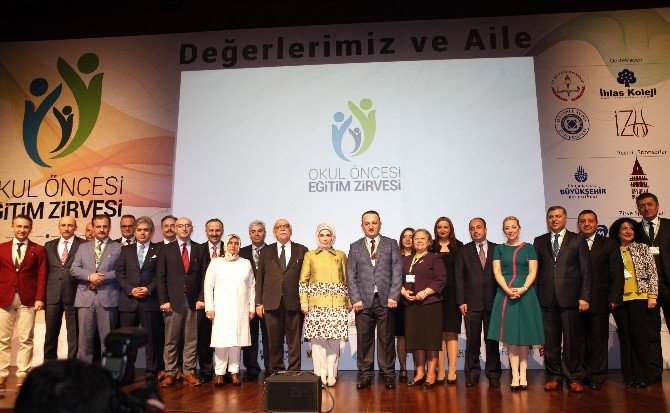 Emine Erdoğan: “Öğretmenlik Bir Memuriyet Değil, Bir Gönül İşçiliğidir”