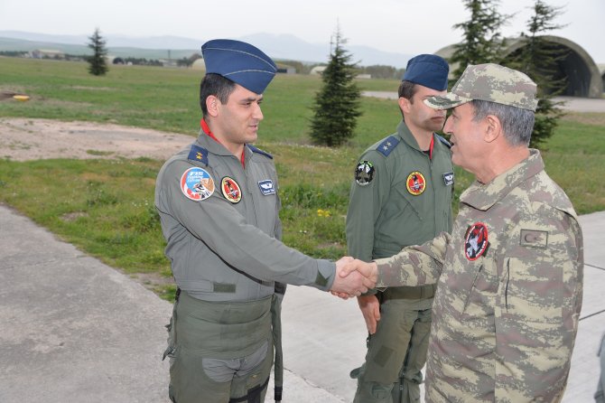Genelkurmay Başkanı Akar, Adana ve Merzifon’da askeri birlikleri denetledi