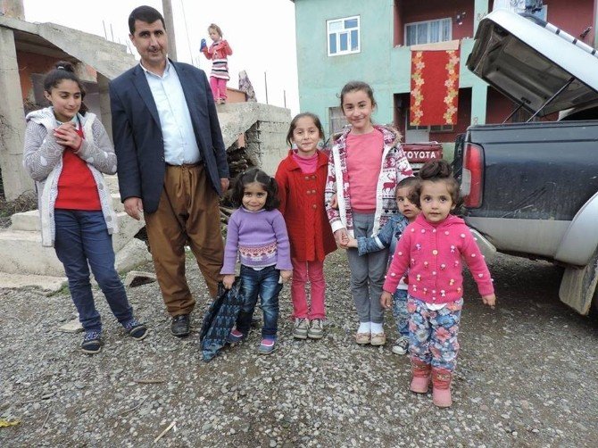 Derecik Belediyesi Yüksekova’dan Beldeye Göç Eden Tüm Ailelerin Kira Ve Gıda Masraflarını Karşılıyor