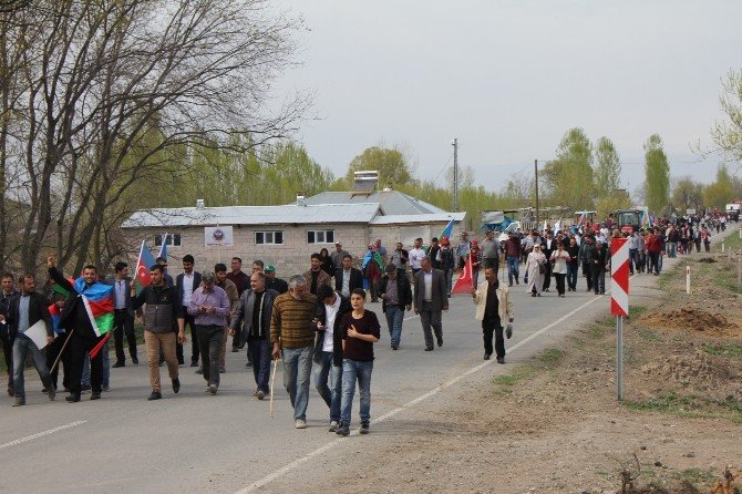 Iğdırlılar Azerbaycan’a Destek İçin Ermenistan Sınırına Yürüdü