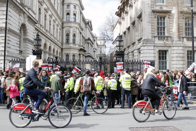 İngiltere Başbakanı Cameron protesto edildi
