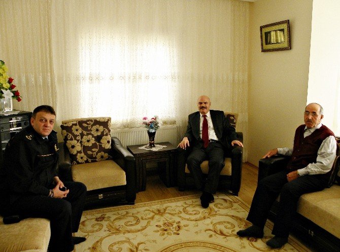 Kaymakam Çakmak, Şehit Ailelerini Yalnız Bırakmadı