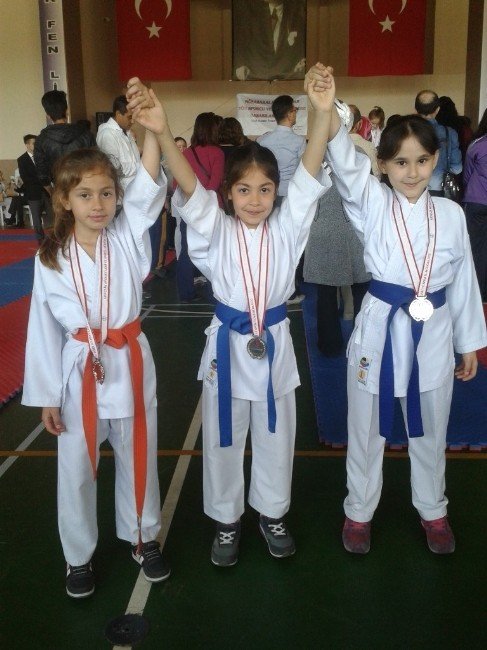 Kurtuluş İlkokulu Karatede Türkiye İkincisi Oldu