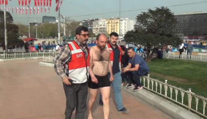 Taksim’de çıplak eylem