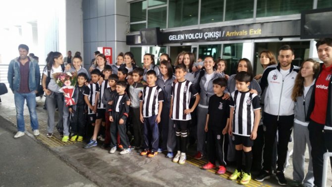 Beşiktaş Kadın Futbol Takımı'na Ağrı'da çiçekli karşılama
