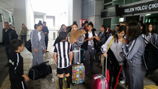 Beşiktaş Kadın Futbol Takımı'na Ağrı'da çiçekli karşılama
