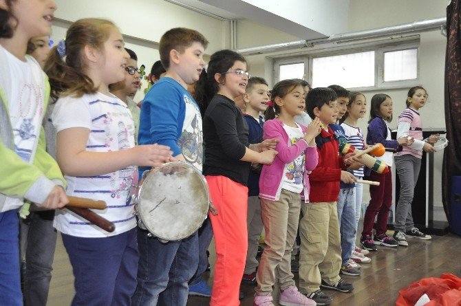 İlkokul Öğrencilerine Müzik Dersi