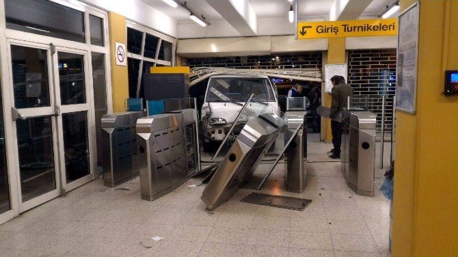 Bursa’da Hızını Alamayan Kamyonet Metro Durağına Daldı