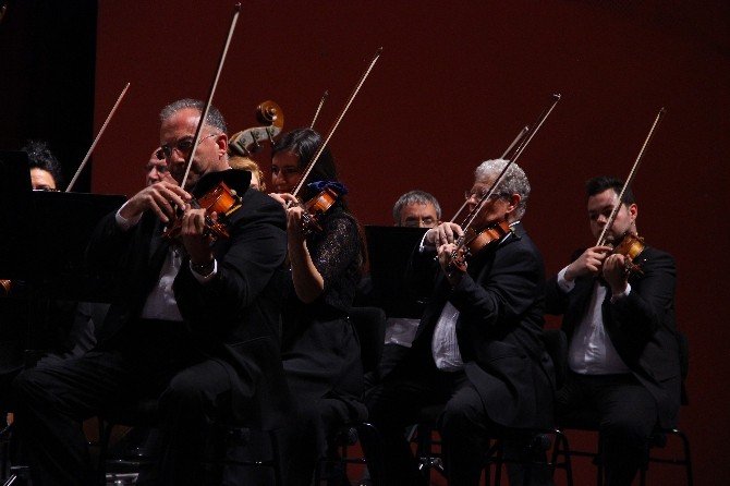 Senfoni Orkestrası Çanakkale Şehitleri İçin Konser Verdi