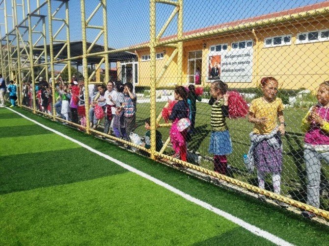 Ayvalık’ta İlkokullar Arası Minikler Futbol Şenliği