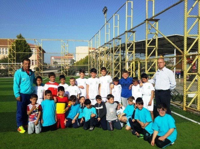 Ayvalık’ta İlkokullar Arası Minikler Futbol Şenliği