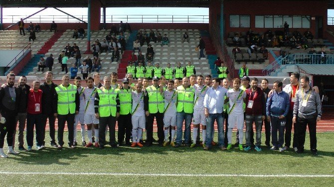 Futbolcular Polis Haftasını Sahada Kutladılar