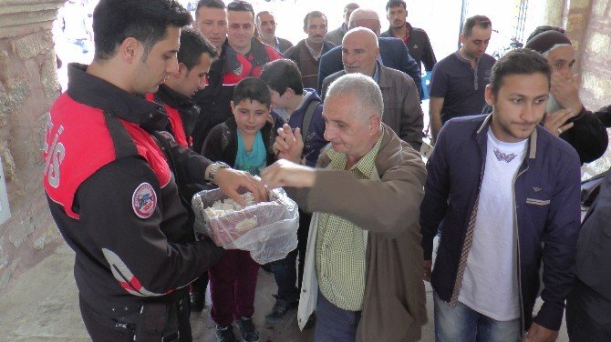 Gebze’de Polis Namaz Çıkışı Vatandaşa Lokum Dağıttı