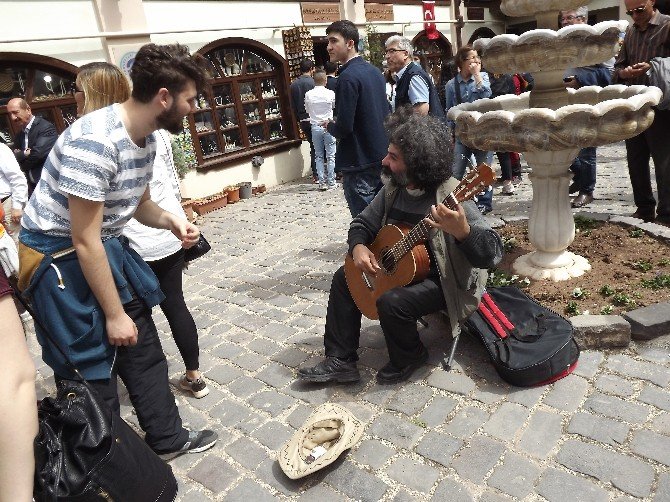 Müzisyenler Atlıhan El Sanatları Çarşısı’nda Yer Almaya Başladı