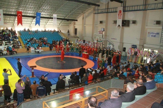 Erzincan’da Güreş Müsabakaları Başladı