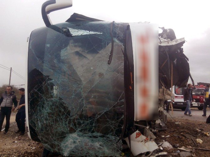 Yolcu Otobüsü İle Otomobil Çarpıştı: 39 Yaralı, 1 Ölü