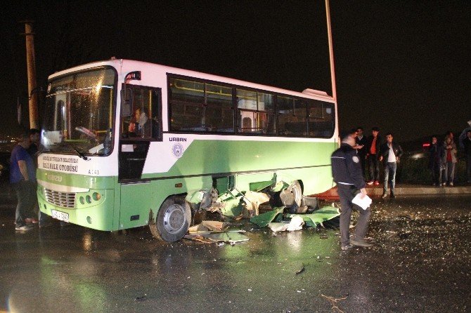 Islak Yolda Virajı Alamayan Otomobil Halk Otobüsüyle Çarpıştı: 5 Yaralı