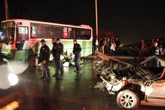Islak Yolda Virajı Alamayan Otomobil Halk Otobüsüyle Çarpıştı: 5 Yaralı