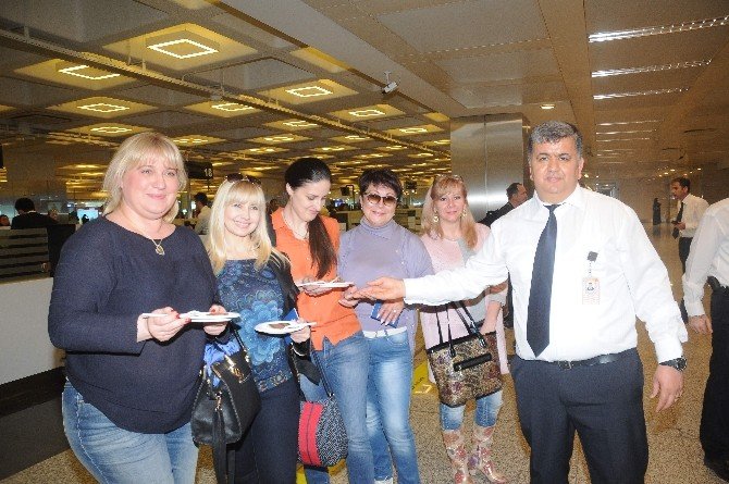 Havalimanı Polisinden Yolculara Pasta İkramı