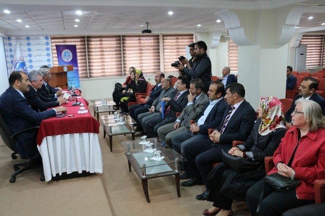 AK Parti İl Teşkilatı Meslek Grupları İle İstişare Toplantısı Yapıyor