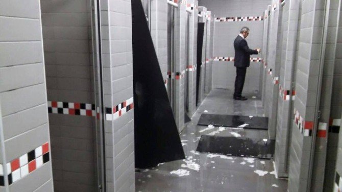 Fenerbahçeli Taraftarlar Mağlubiyetin Acısını Koltuk Ve Tuvaletlerden Çıkardı