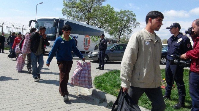 Yunanistan’daki Göçmenlerin Türkiye’ye İadesi Sürüyor