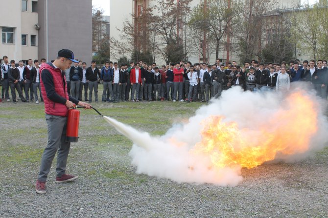 Öğrenciler, yangını nasıl söndüreceklerini öğrendi