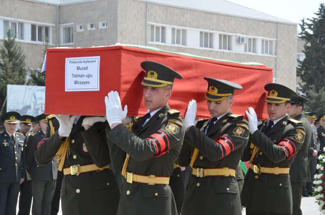 Azerbaycan şehitlerini törenle uğurladı
