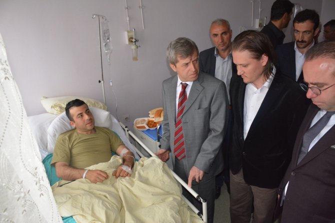 Vali Çınar'dan yaralı asker ve koruculara ziyaret