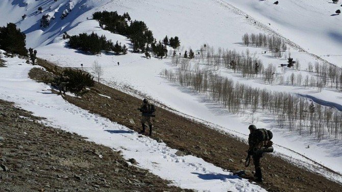 Jandarma Özel Harekat Dondurucu Soğuk Dinlemiyor