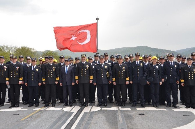 Polis Bayramını Donanmayı Gezerek Kutladı