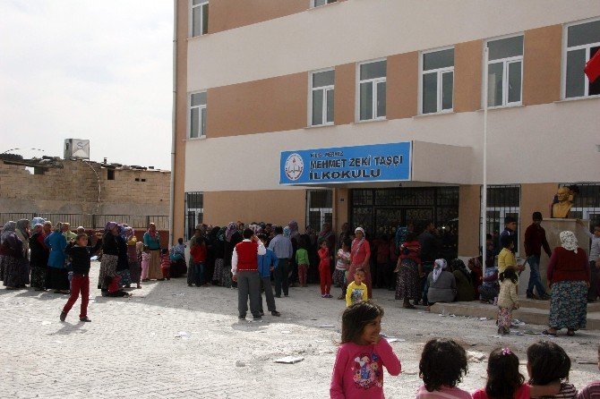 Çocuklarının Suriyeli Çocuklarla Aynı Okulda Eğitim Görmesini İstemeyen Veliler Eylem Yaptı