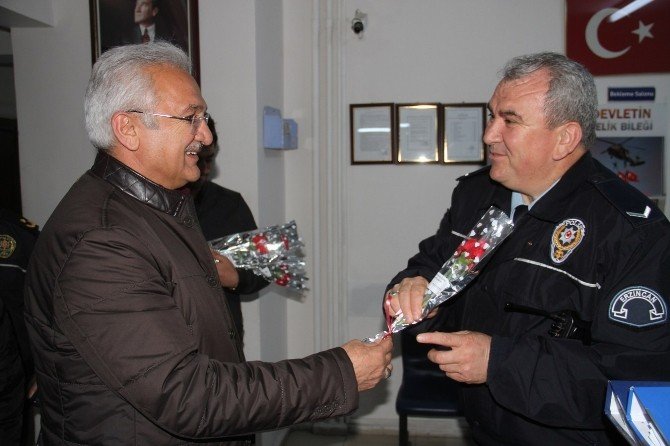 Başkan Başsoy Polis Memurlarına Çiçek Takdim Etti