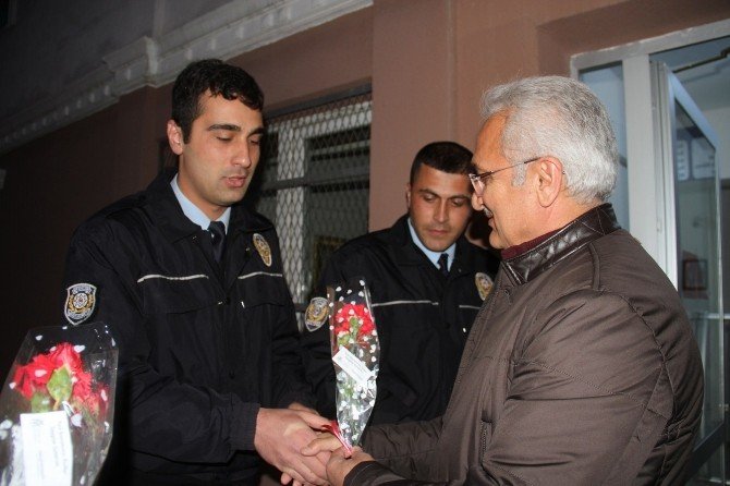 Başkan Başsoy Polis Memurlarına Çiçek Takdim Etti
