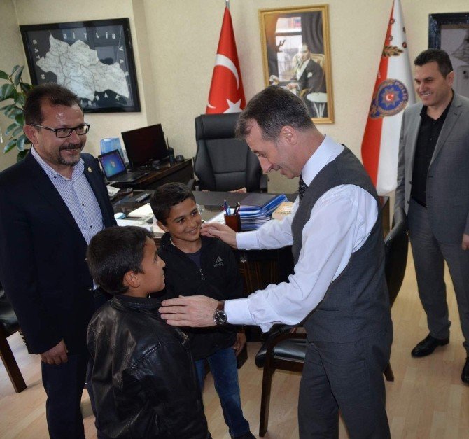 Emniyet Müdürü Özkan, Selam Veren Boyacı Çocuğu Ödüllendirdi
