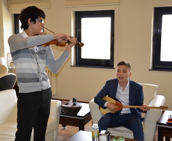 Kazak Öğrencilerden Rektör Güven’e Mini Konser