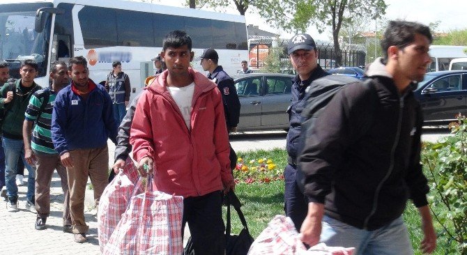 Yunanistan’daki Göçmenlerin Türkiye’ye İadesi Sürüyor