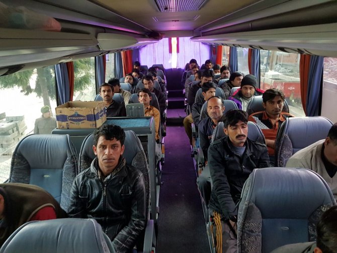 Yolcu otobüslerinde 34 kaçak ile 4 organizatör yakalandı