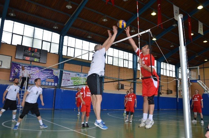 Bozüyük Belediyesi Kurumlar Arası Voleybol Turnuvasında Yarı Finaller Başladı