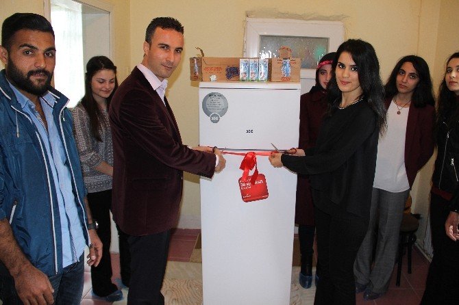 Öğretmen Adayları Minin Kardeşlerine Buzdolabı Hediye Etti