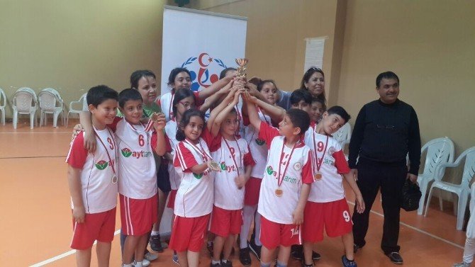 Önce Mendili, Sonra Kupa Ve Madalyaları Kaptılar